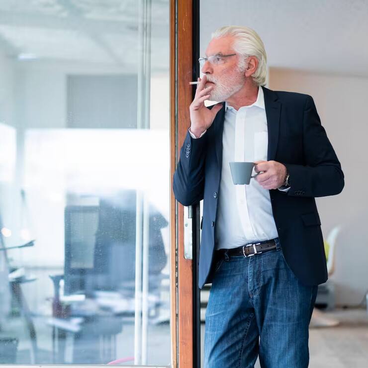 Les fumeurs passent environ cinq minutes à l'air libre par cigarette fumée. 