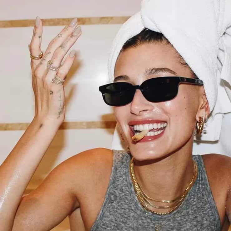 Hailey Bieber avec sa Datejust de Rolex. 