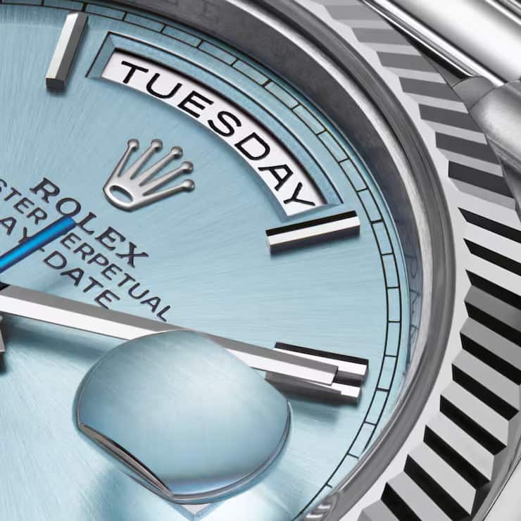 La Day-Date, première montre-bracelet qui, en plus de la date, affichait le jour de la semaine en toutes lettres dans une petite fenêtre.