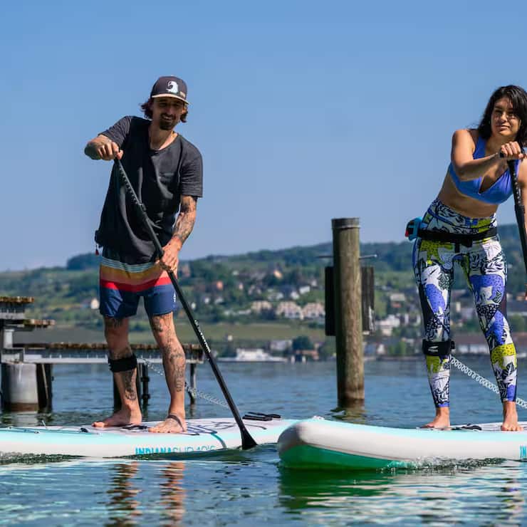 Des amateurs de stand-up paddle sur le lac de Zurich. 