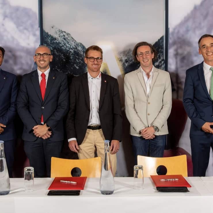 De gauche à droite: Bilal Hassan, Senior Lecturer à Les Roches Crans-Montana, Giovanni Odaglia, directeur général à Les Roches Crans-Montana, Simon Wiget, directeur de Verbier Tourisme, Christopher Meignier, président de HCommunity Foundation, et Florent Varanne, Head of Business Solutions Development chez Sommet Education.