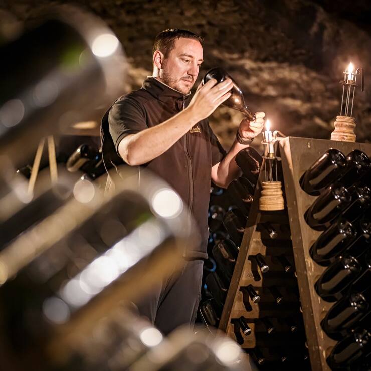 A Neuchâtel, la famille Mauler élabore des mousseux dans le prieuré Saint-Pierre de Môtiers