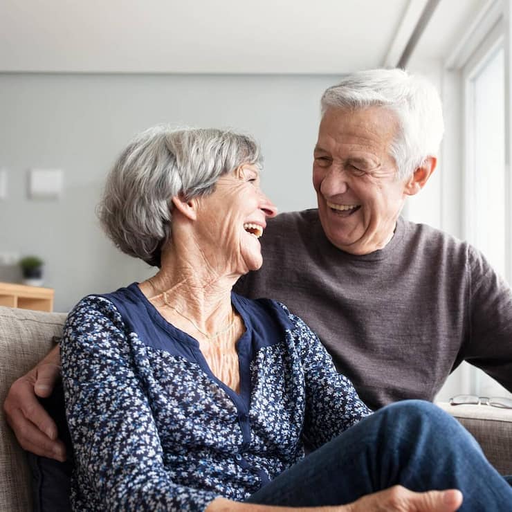 Couple de retraités sereins grâce à une prévoyance professionnelle bien planifiée - Bien-être financier à la retraite