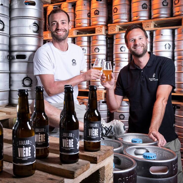 Le vigneron Raphaël Sordet (droite) et le brasseur de la brasserie Capt'aine Mousse Manu Bachelard avec leur «vière» mélange de bière et de vin.