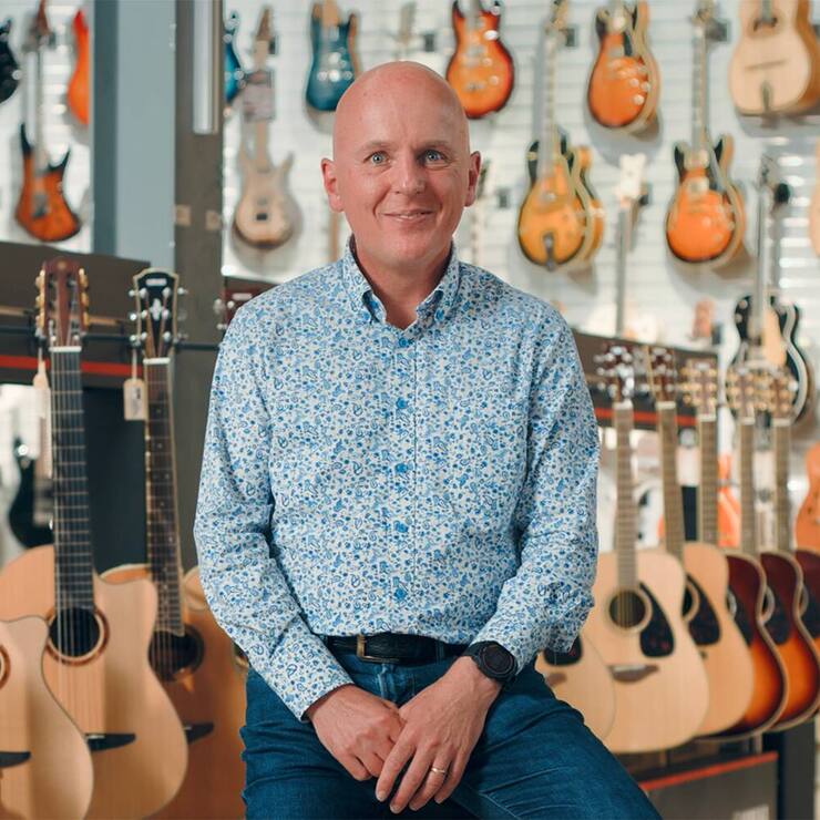 Alexandre Boullard de Boullard Musique SA devant ses guitares