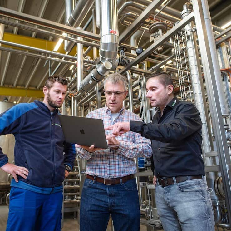 Yvan Jacquat (au centre) est le fondateur et CEO de GradeSens.