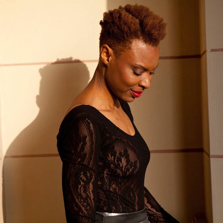 Sylvie Makela dirige Tribus Urbaines, des salons de coiffure spécialisés dans les cheveux texturés (boulés, frisés, crépus, afro) qu’elle a cofondée en 2017 et dont elle est actionnaire majoritaire.