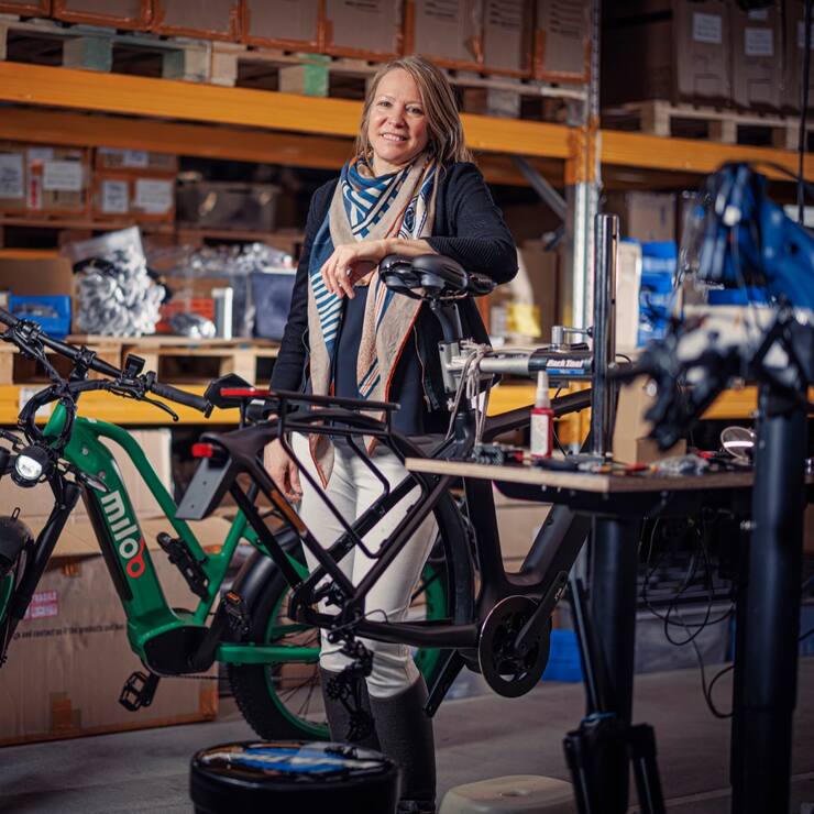 Un exemple de durabilité: Miloo (ici sa cofondatrice Anna Bory) a conçu un vélo fabriqué avec des capsules Nespresso recyclées.