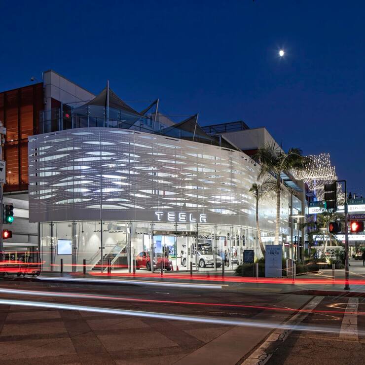 Le constructeur de véhicules électriques, dirigé par Elon Musk depuis 2008, a bouleversé les codes du marché de l’automobile, notamment en s’implantant dans le monde entier en plein centre-ville.