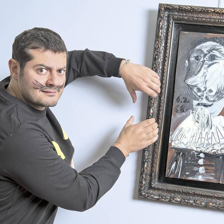 Pascal Meyer avec la toile de Picasso vendue sur Qoqa