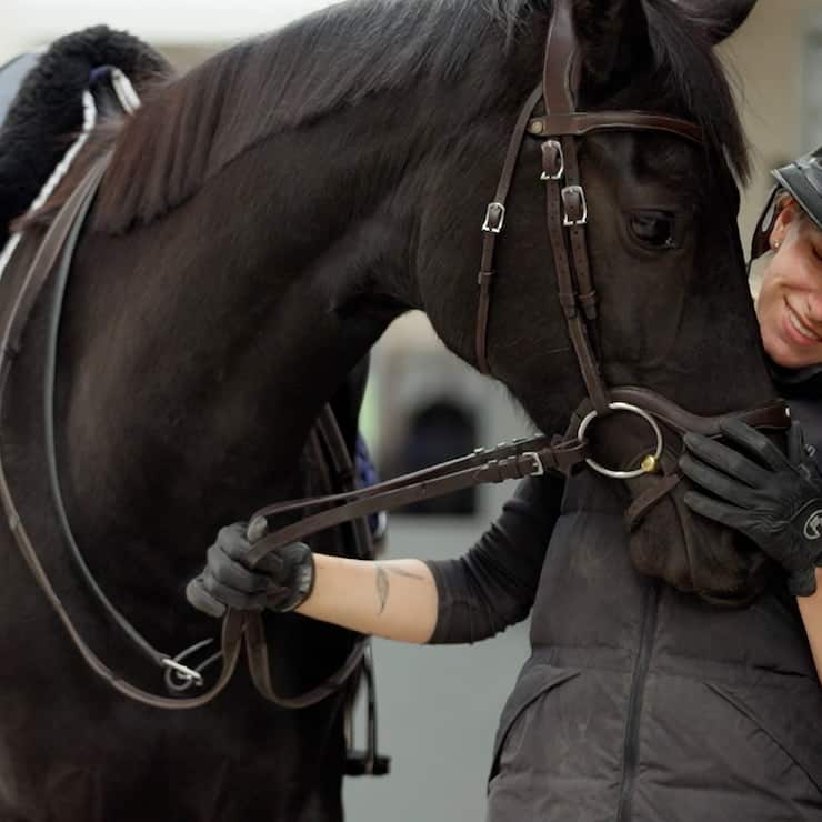 Mélinda exerce son métier de cavalière groom au sein de l’école d’équitation We Ride.