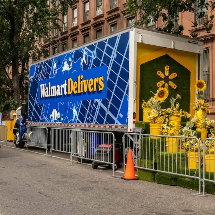 Un camion portant l'inscription Walmart à New York.