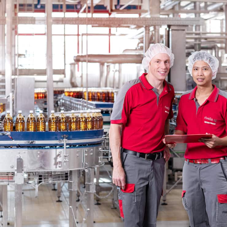 Voici à quoi ressemblent des employés heureux: deux «Rivellans» dans l'usine de production à Rothrist (AG).