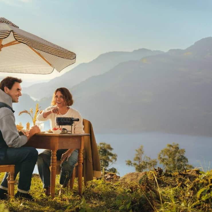 <p>Une publicité réussie pour la Suisse : Roger Federer et Halle Berry dégustent une fondue.</p>