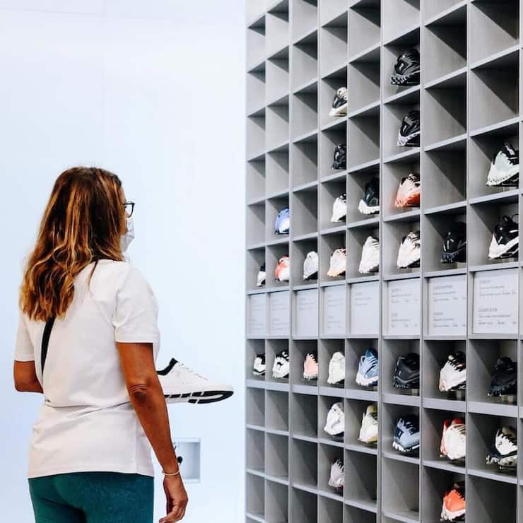 <p>Style de vie : des chaussures On sur une étagère à New York.</p>