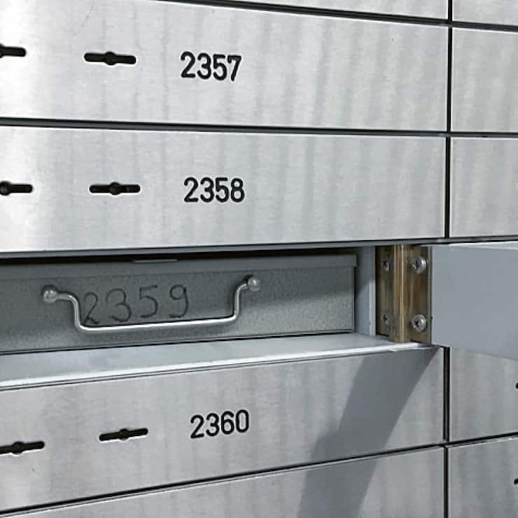 <p>Coffres-forts dans une banque.</p>