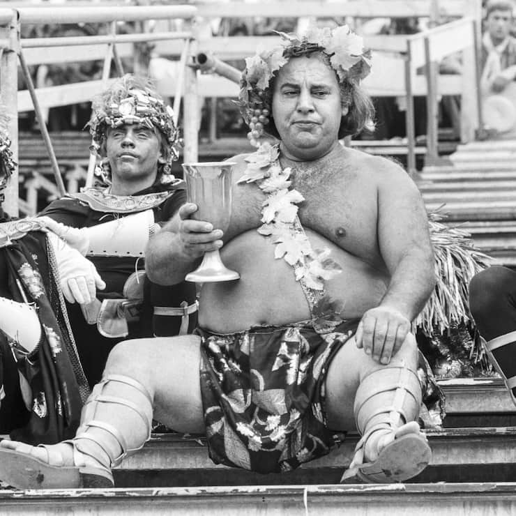 En 1977, lors de la Fête des Vignerons à Vevey (VD), Bacchus, incarné par François Commend, célèbre la vigne en levant sa coupe.