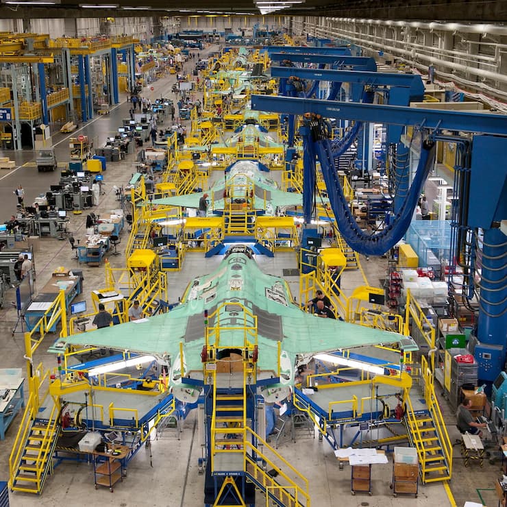 Dans l’usine Lockheed Martin de Fort Worth (Texas), des ouvriers assemblent le fuselage avant du chasseur F‑35 Joint Strike Fighter.