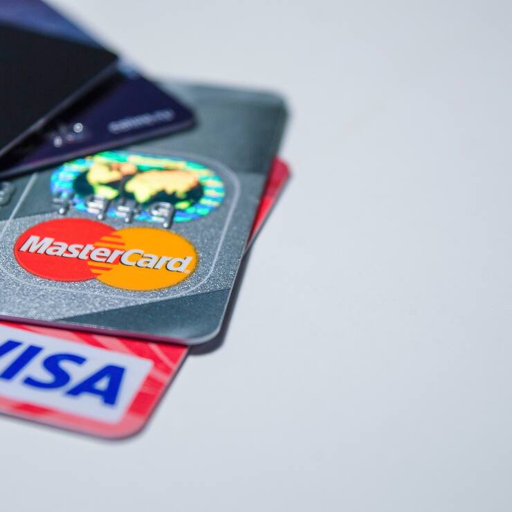 Commissions trop élevées pour les nouvelles cartes de débit Mastercard et Visa