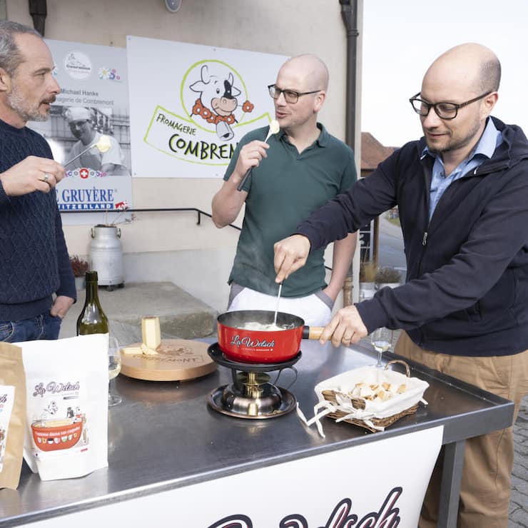 Devant la fromagerie à Combremont-le-Petit (VD), Patrick Tacchini, le fromager Michael Hanke et Jacques Martinez (de gauche à droite) dégustent une Welsch Bleue.