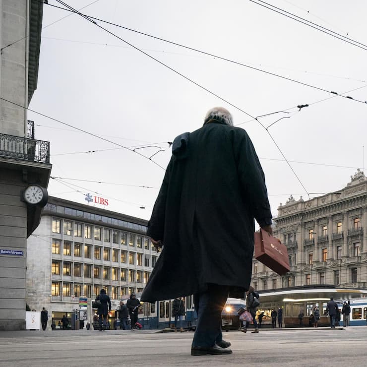 <p>Terminus à Zurich Paradeplatz : le nombre de banquiers au chômage augmente fortement.</p>