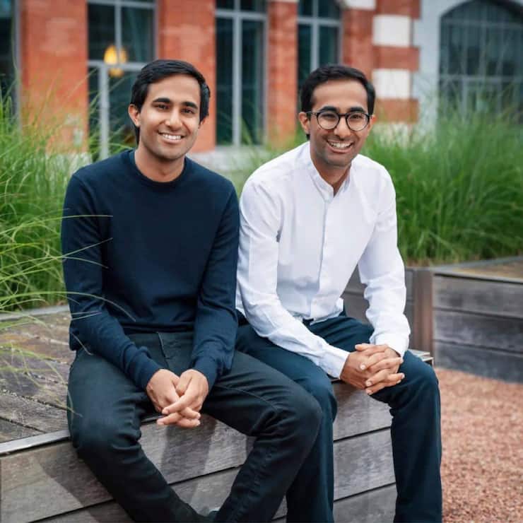 Les deux fondateurs, Omar et Taha Bawa, sont frères et sont issus d’une famille travaillant dans l’humanitaire.