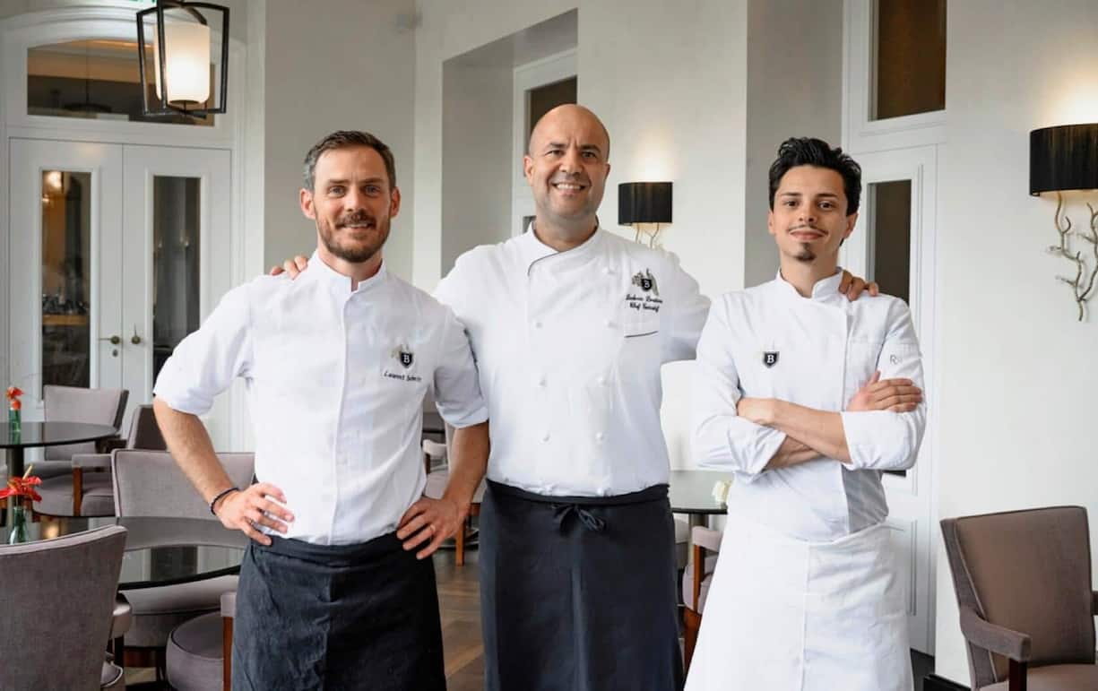 Ludovic Douteau – entouré du chef pâtissier Laurent Schmitt (à g.) et du chef Paolo Principe