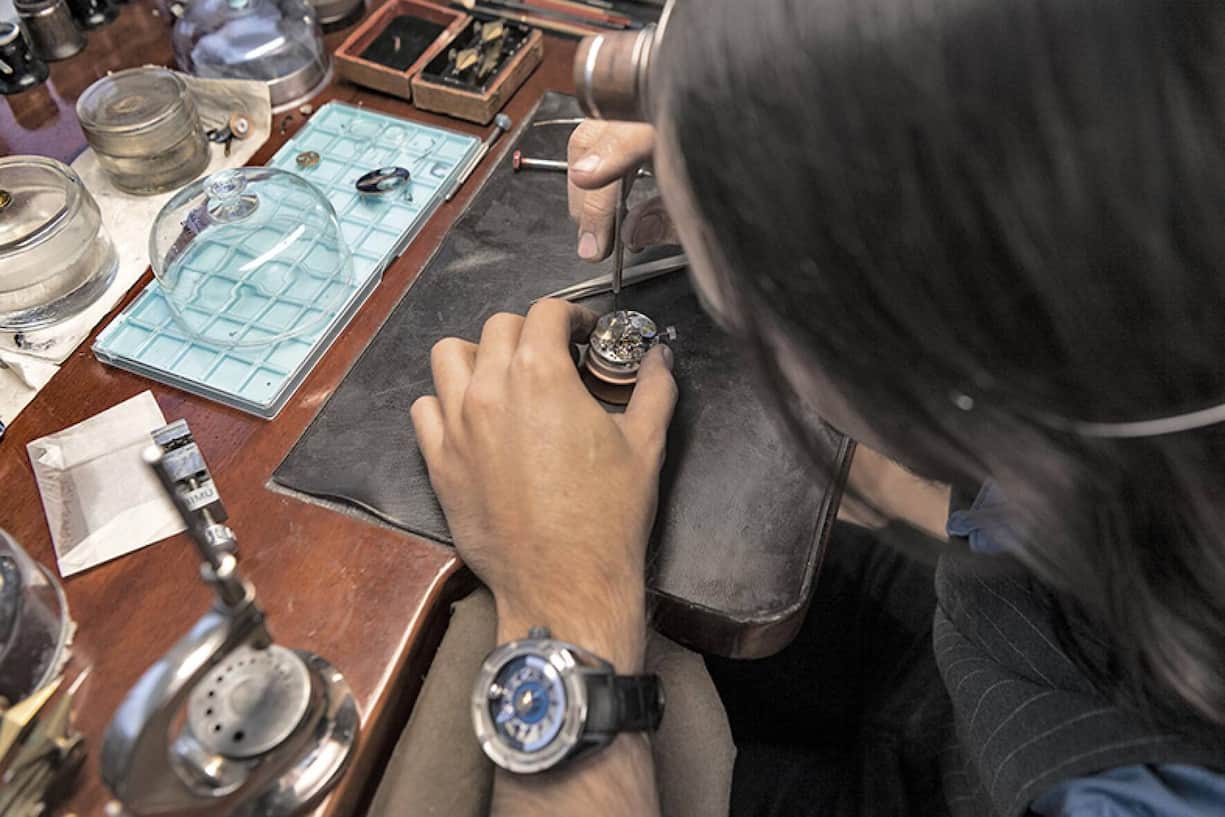 Montre à phases de lune. Chaque détail est une signature, de la géométrie aux finitions.