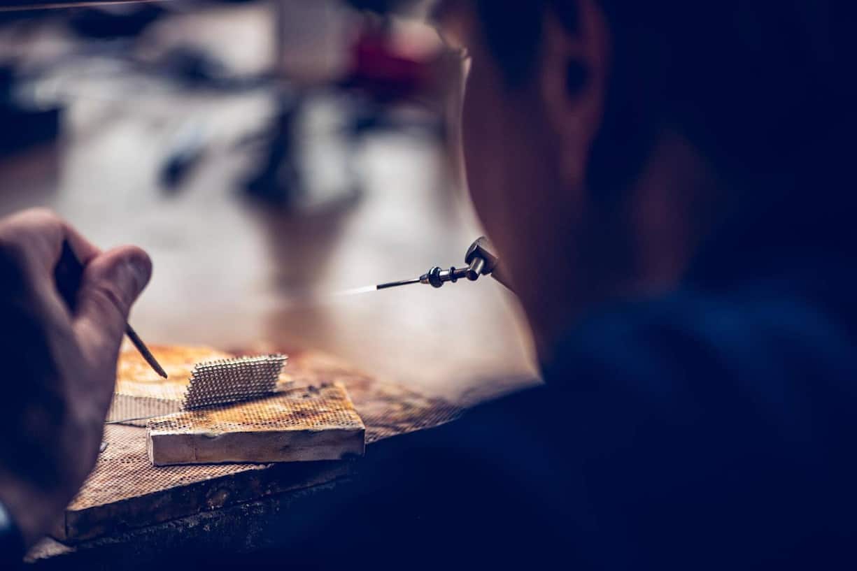 Soudure des spires d’un bracelet milanais.