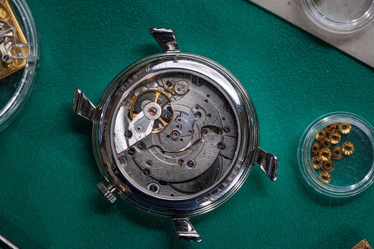 Tracteur: mouvement mécanique sur lequel l’horloger ajoute des complications.