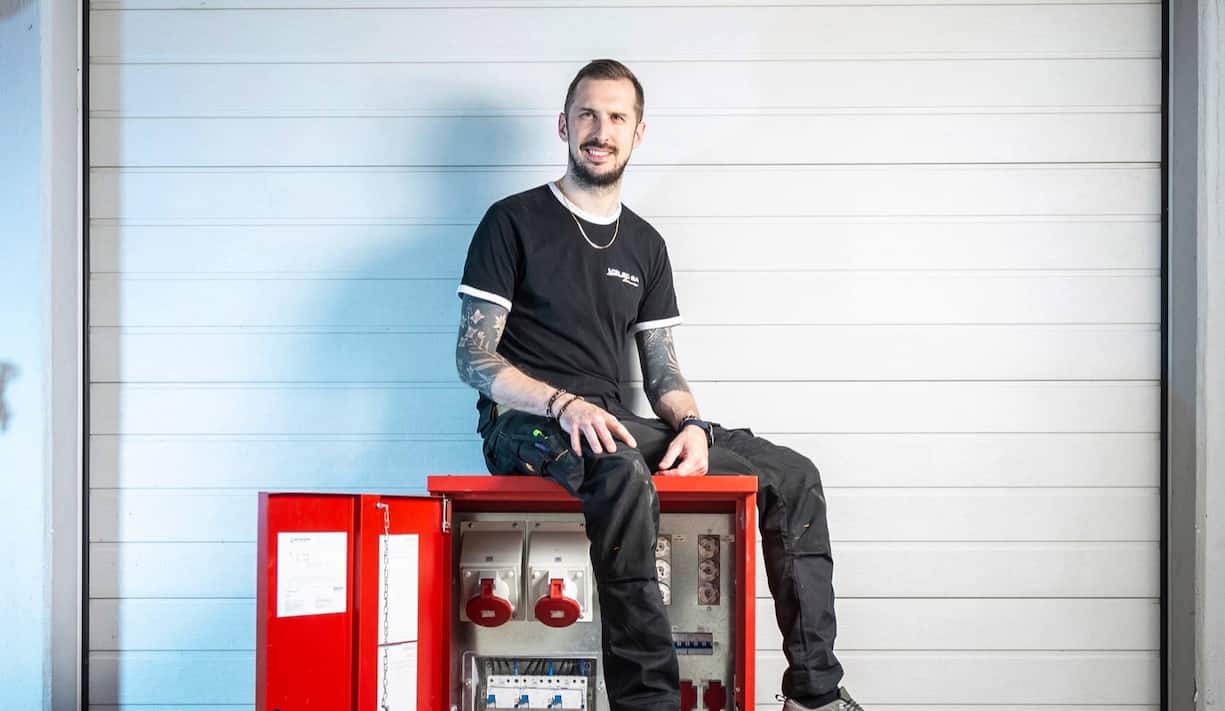 Adrien Geinoz, âgé de 32 ans, est le patron de Vielec, l’entreprise d’installations électriques comptant aujourd’hui 18 employés dans laquelle il a fait son apprentissage.