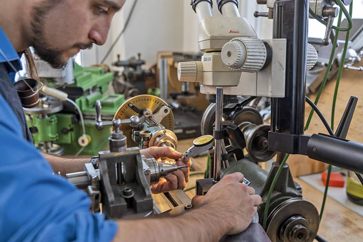 Julien Tixier devant l’un de ses tours.