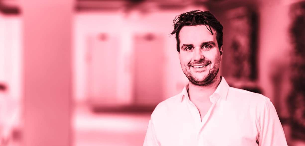 Simon Hecker améliore la protection des motocyclistes grâce à la réalité augmentée.