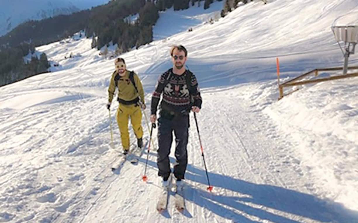 La passion pour le ski et la peau de phoque (ici avec son meilleur ami, Florent Bourachot) pour ce membre de l’équipe de ski valaisanne OJ.