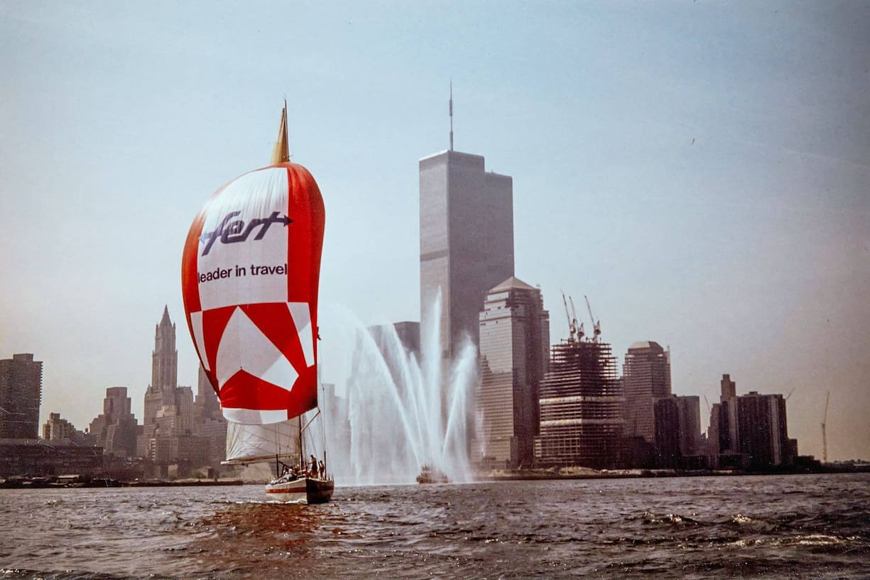 Dans les années 1980, l’entreprise, sponsor du voilier de course UBS Switzerland, fait naviguer ensemble les pompiers genevois et  news-yorkais.