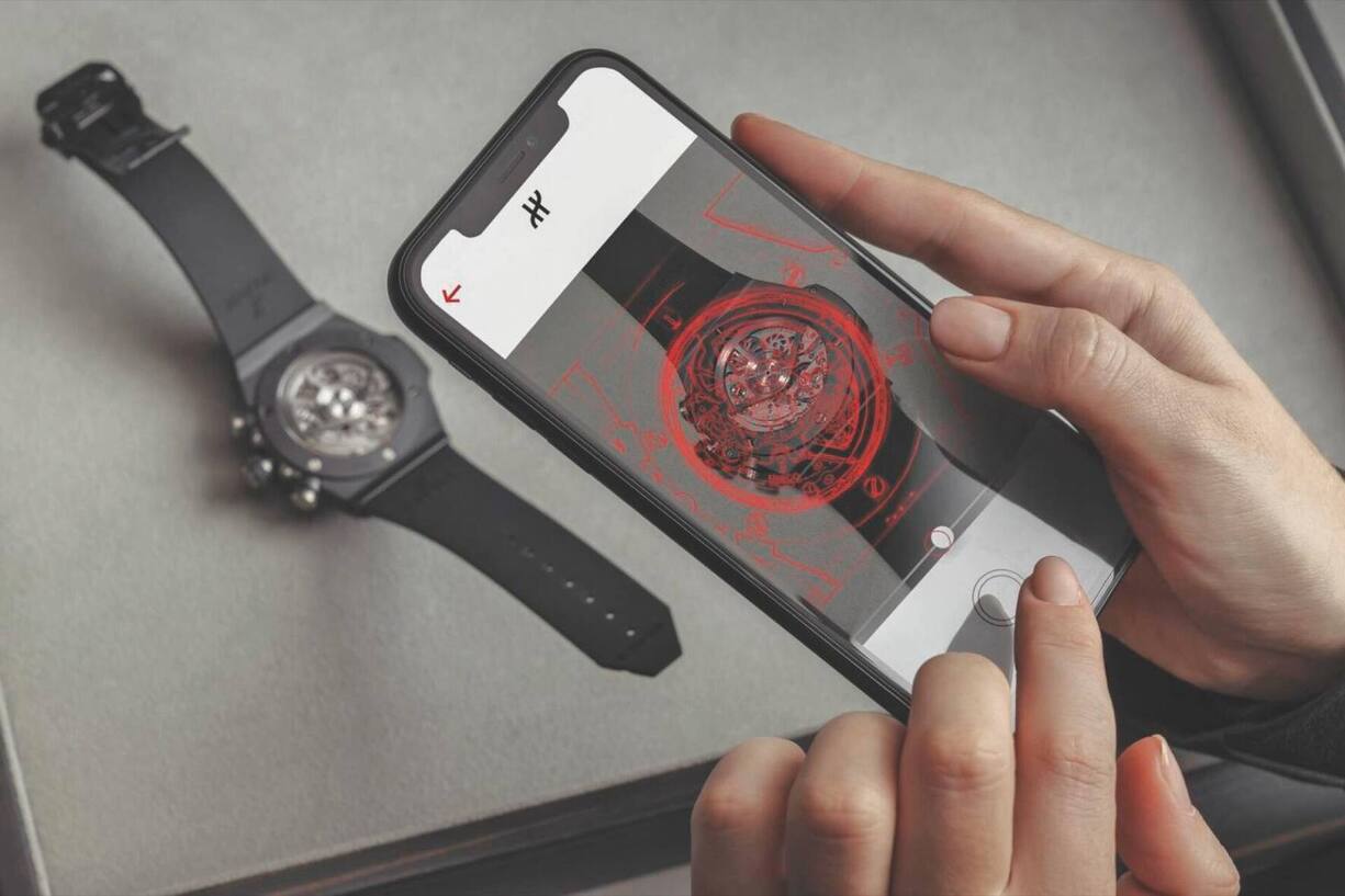 La marque Hublot a développé avec la société KerQuest une e-garantie. A partir d’une photo prise par smartphone, le client peut ainsi vérifier l’authenticité de la montre.