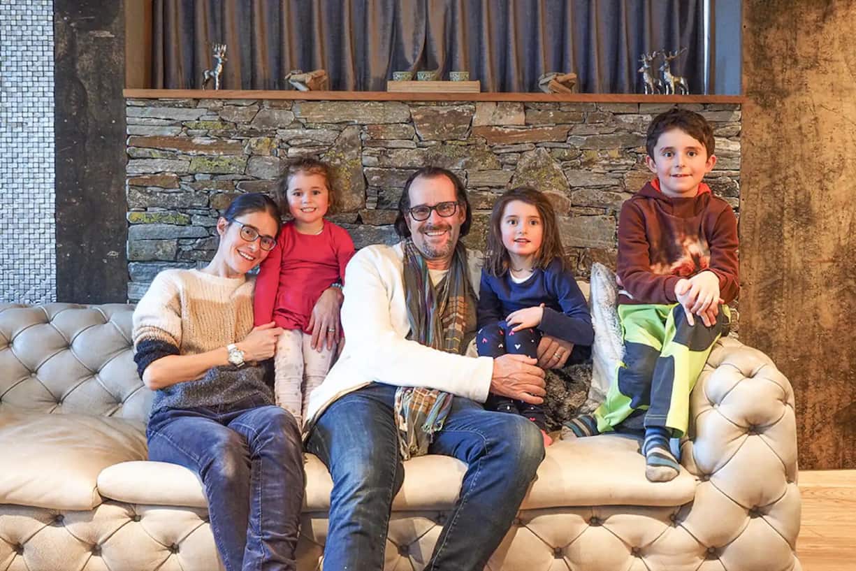 Avec son épouse, Evelyne, et leurs trois enfants aujourd’hui âgés de 8, 10 et 13 ans.