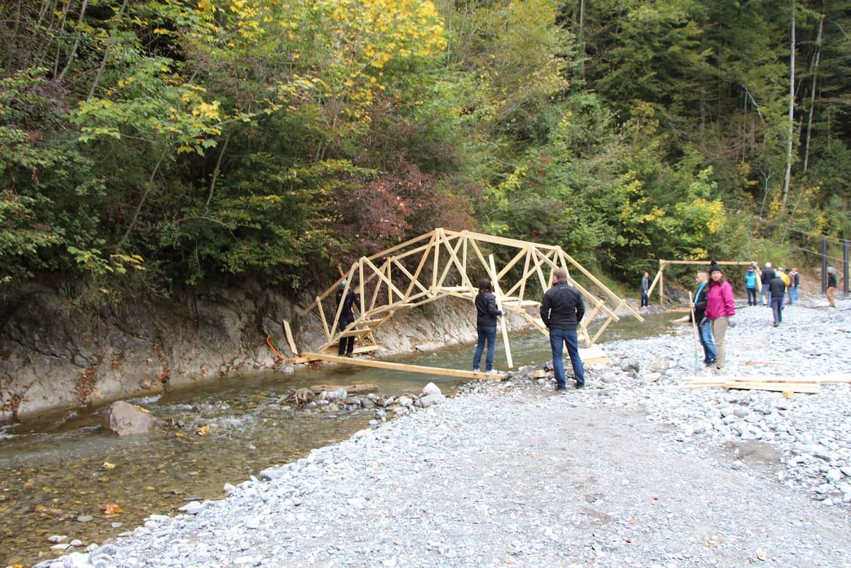 Quel meilleur teambuilding que de construire un pont tous ensemble? C'est possible près de Gstaad!