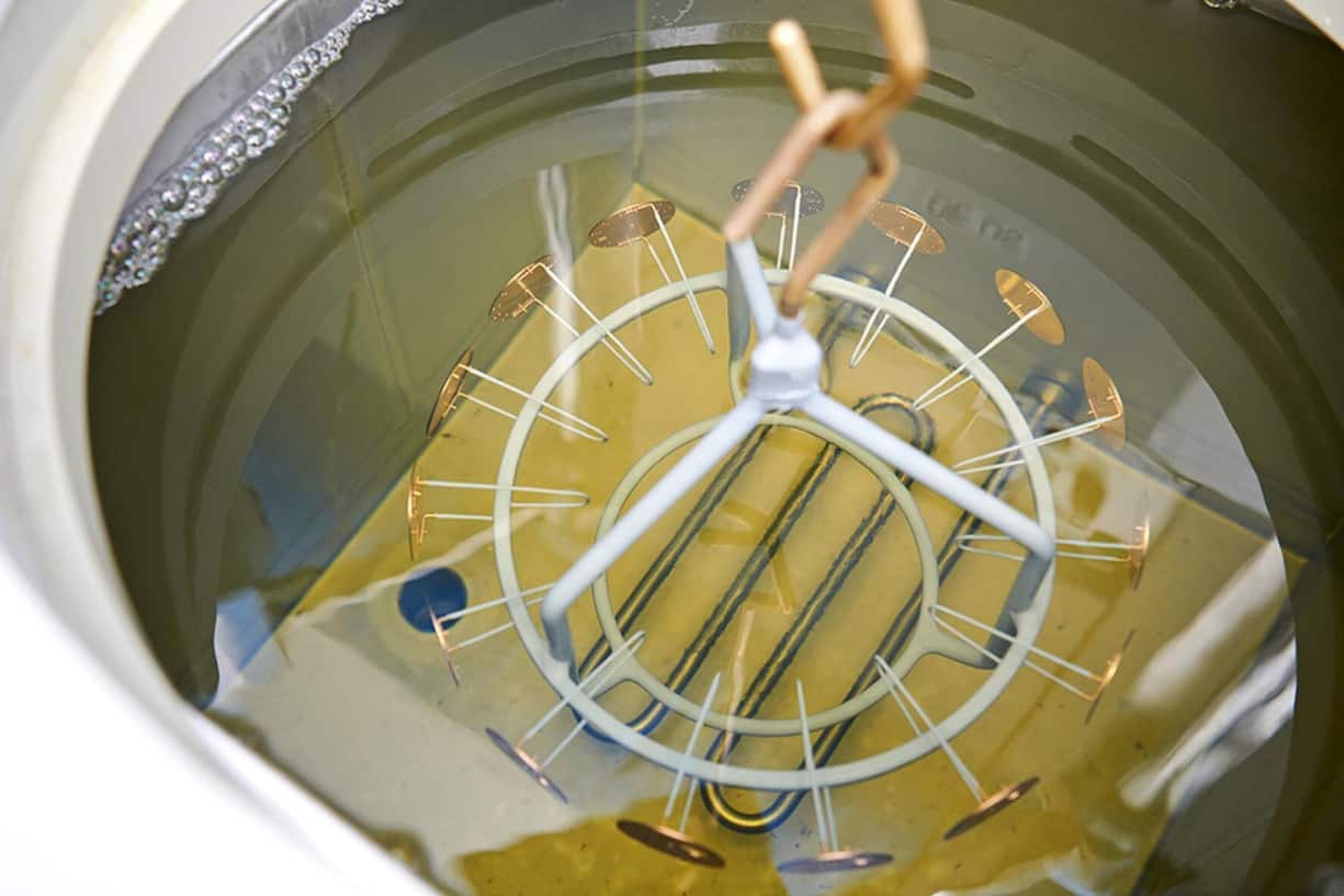 Toutes les nuances de l’or. Science improvisée des bains d’électrolyse: il suffit de quelques secondes de plus ou de moins pour changer la couleur d’un cadran et transformer le jaune clair de l’or en chocolat.