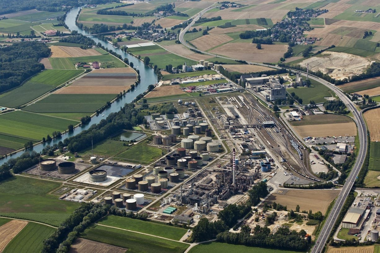 La raffinerie de pétrole suisse à Cressier est exploitée par Vitol.