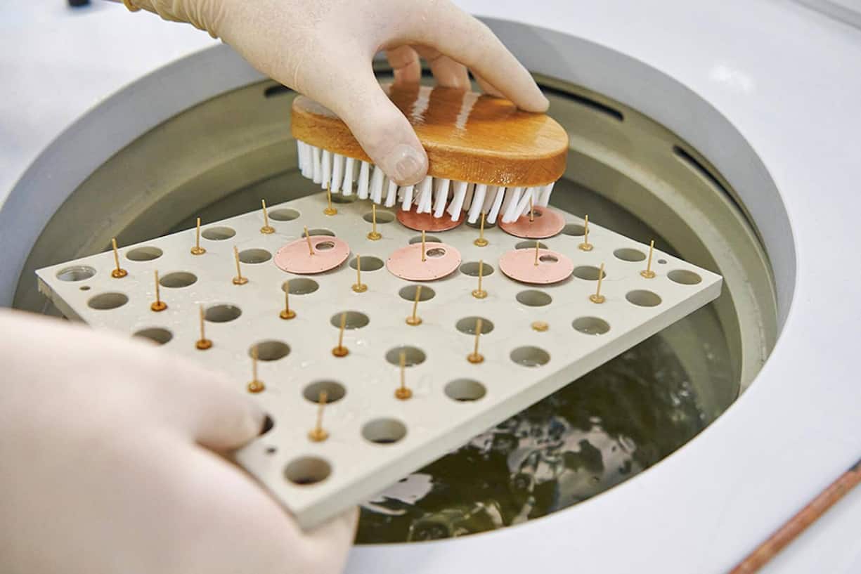 Toutes les nuances de l’or. Science improvisée des bains d’électrolyse: il suffit de quelques secondes de plus ou de moins pour changer la couleur d’un cadran et transformer le jaune clair de l’or en chocolat.