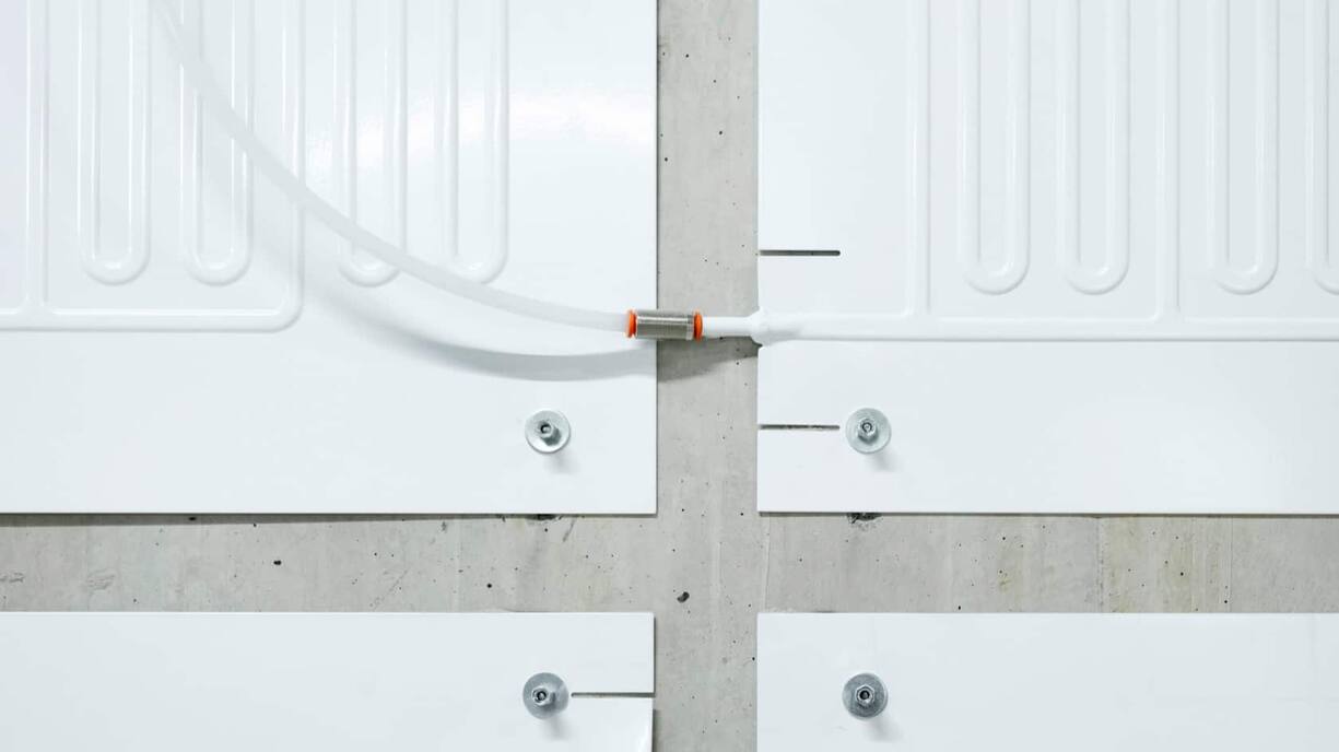 Le système ingénieux d’Enerdrape: l’eau contenue dans des panneaux ultraplats absorbe la chaleur ou le froid de l’intérieur de la terre via des parois en béton.