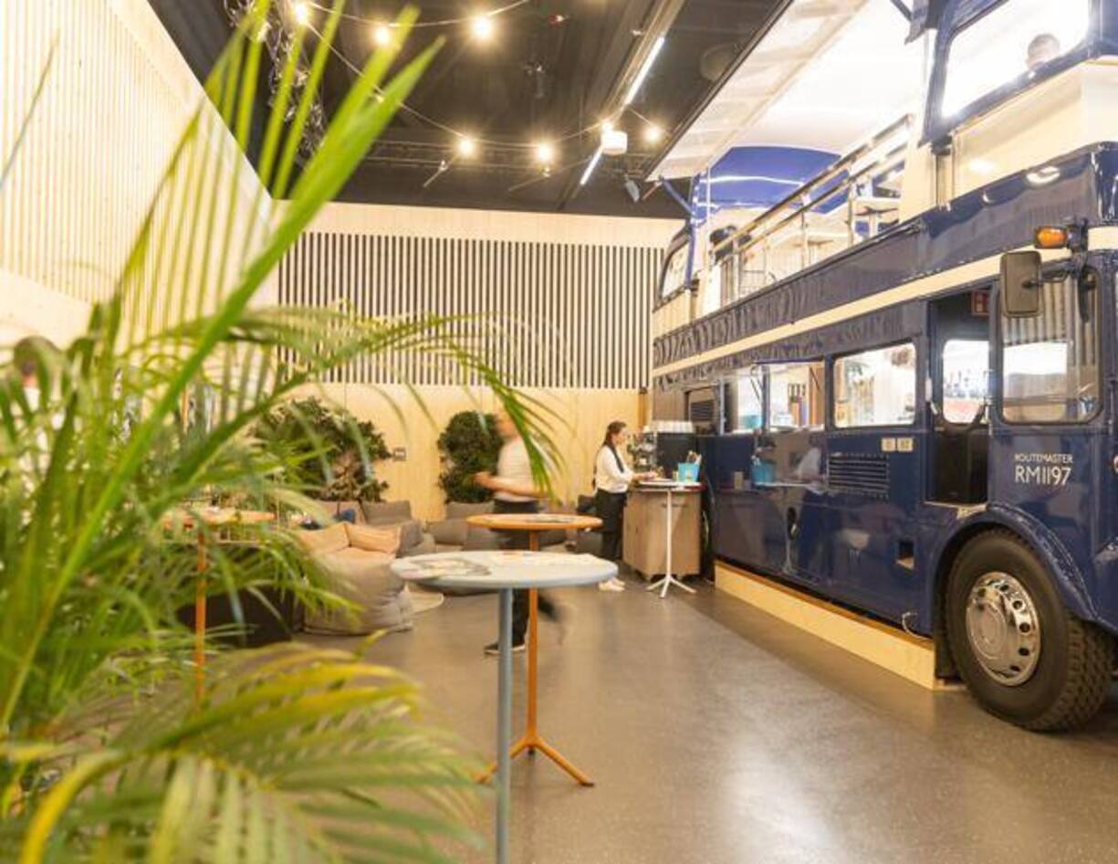 L’Innothèque propose également des afterworks avec DJ et des événements de networking, un espace de coworking et un bus londonien de deux étages qui propose de la petite restauration.