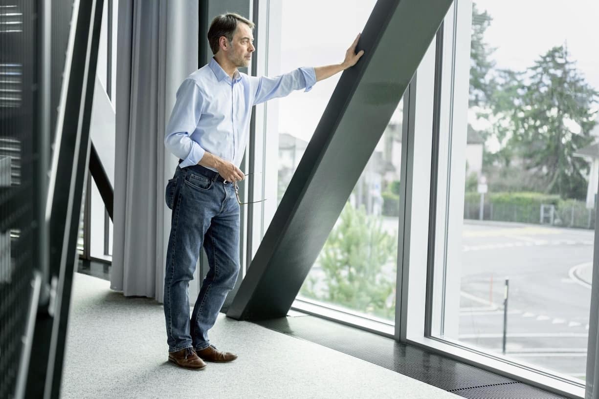 Que ferait une entreprise face à la perte la moitié de son budget? Pour Pascal Crittin, la réponse est mathématique: la RTS centraliserait et amputerait ses services.