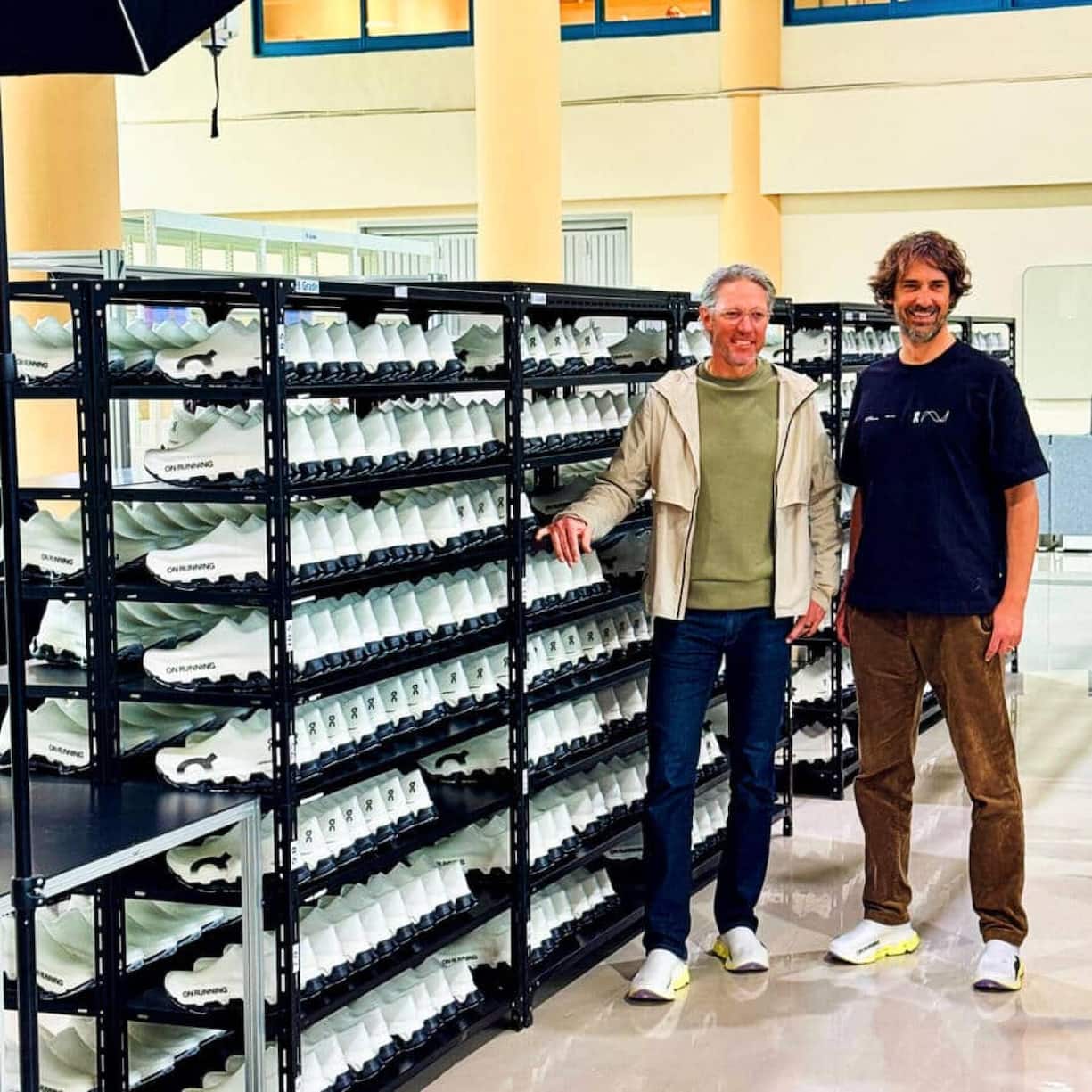 Olivier Bernhard (à gauche), cofondateur de On, et Caspar Coppetti dans la nouvelle usine Lightspray en Corée du Sud.