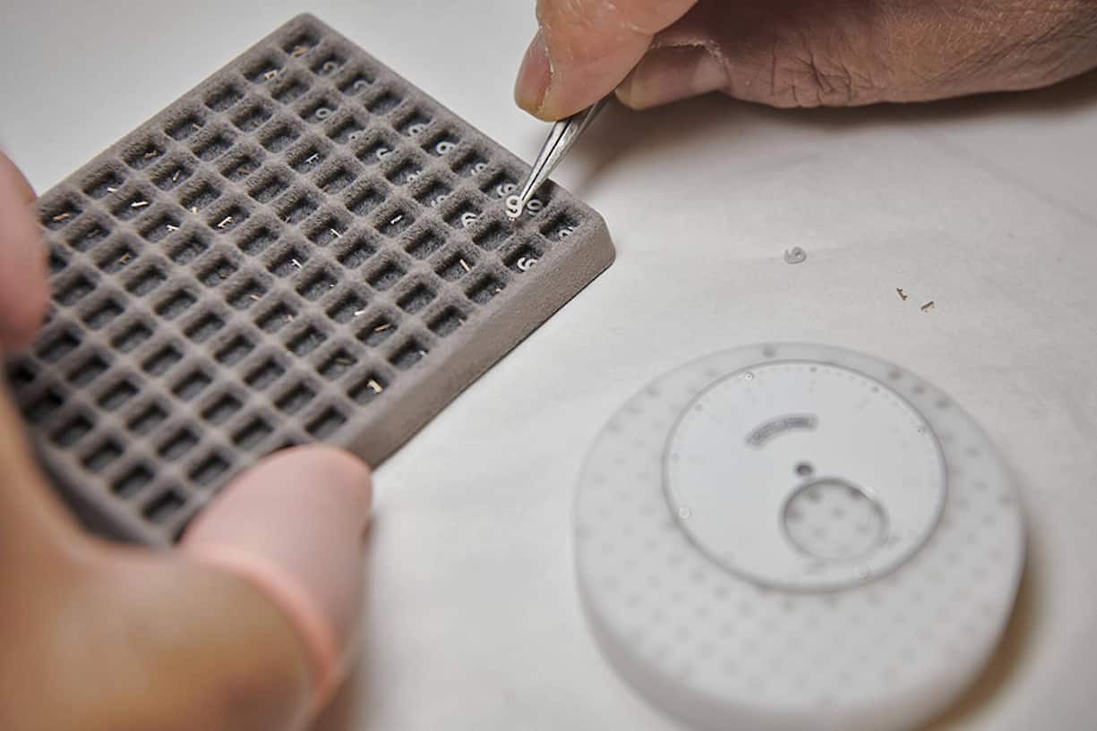 Chaque cadran est réalisé à la main, dans une suite de détails sans fin.