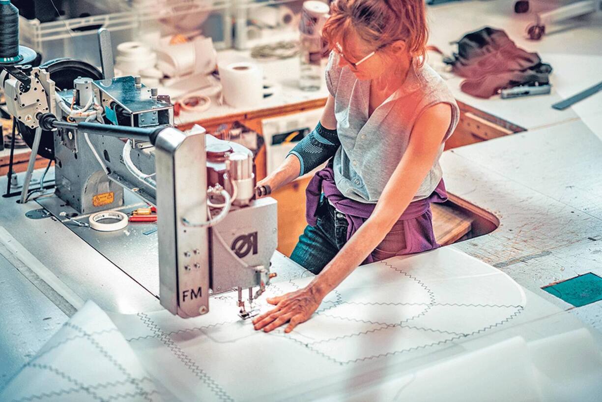 Précision des coupes. Précision des coutures. Les points de tension sont renforcés. Les points d’attache plus encore. Et chaque réalisation a ses spécificités: l’atelier ne produit que des voiles sur mesure.