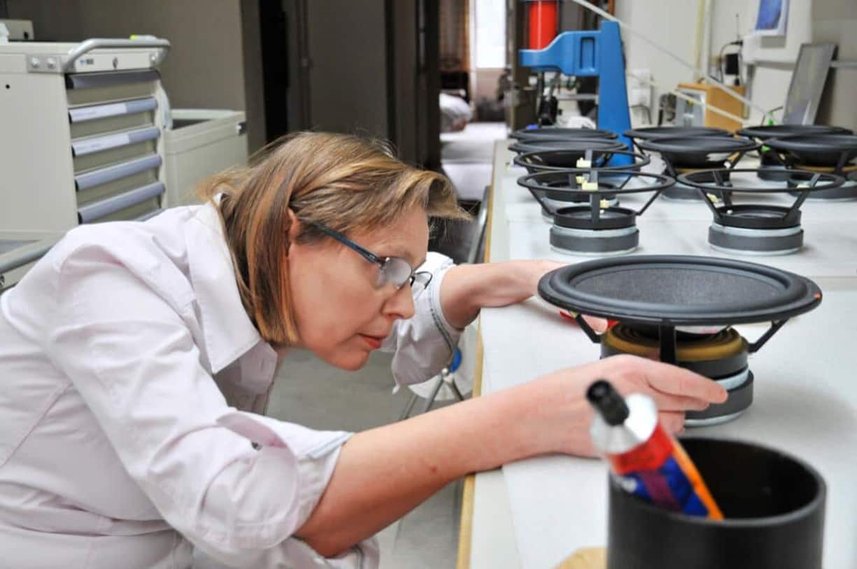 Du calibrage des membranes des haut-parleurs (ci-contre, Christine Maurer) en passant par les soudures, tout est minutieusement exécuté dans les ateliers d’Aubonne.