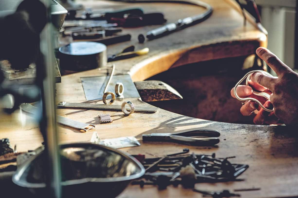 Spécialité dans la spécialité: l’art du chaîniste est un point de rencontre entre la sensibilité du joaillier et la précision de l’horloger. A gauche: l’établi et ses outils.