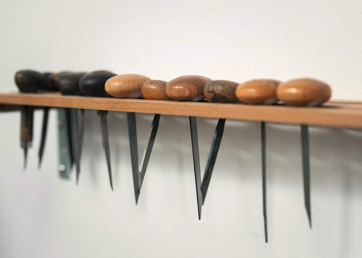 L’atelier d’une graveuse: simple, sobre, un binoculaire, une poignée de burins et quelques petites machines pour les façonner.